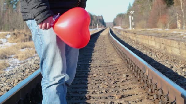 Man in de buurt van railway — Stockvideo