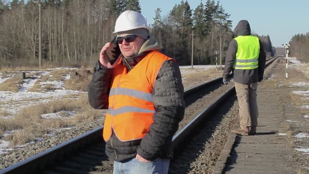 Інженер розмовляє по телефону — стокове відео