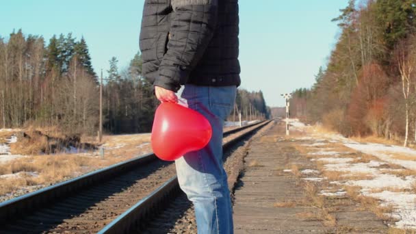 Человек возле железной дороги — стоковое видео