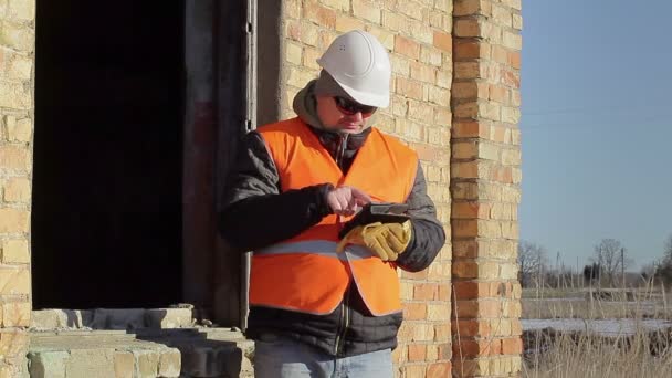 Trabajador con tablet PC — Vídeos de Stock