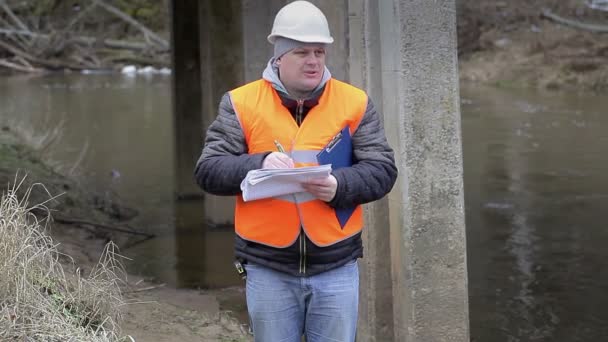 Engenheiro sob ponte velha — Vídeo de Stock