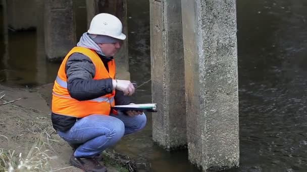 Engenheiro perto da ponte — Vídeo de Stock