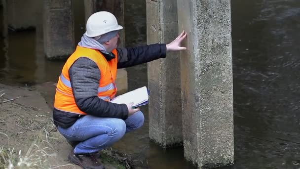 Engenheiro perto da ponte — Vídeo de Stock