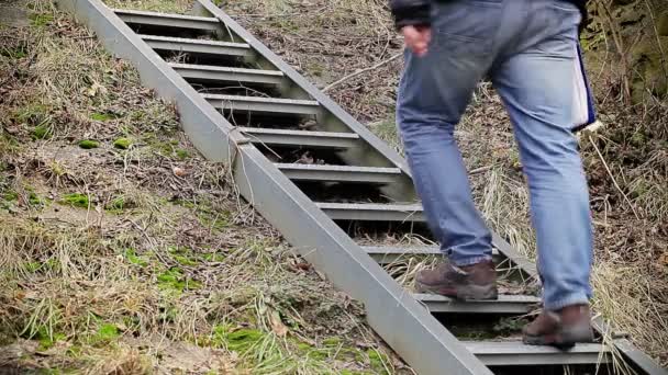 Merdiven kadar yürüyüş işçi — Stok video