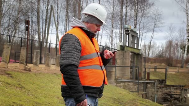 Ingenieur met mobiele telefoon — Stockvideo