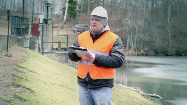 Ingenieur schrijven van documentatie — Stockvideo