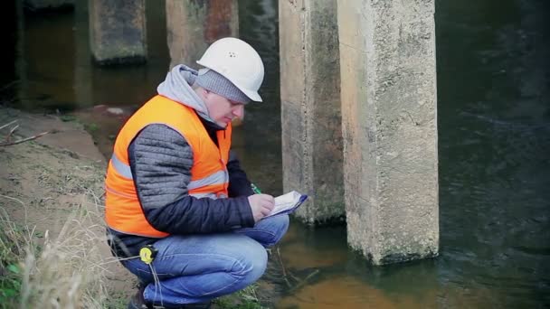 Ingenieur schrijven van documentatie — Stockvideo