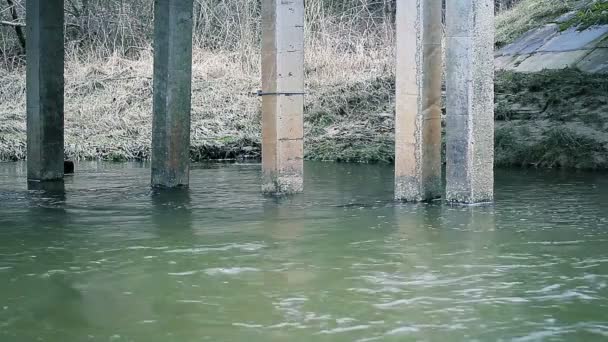 Soportes de puente en río — Vídeos de Stock