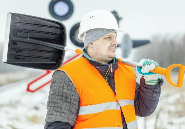Arbeiter mit Schneeschaufel — Stockfoto