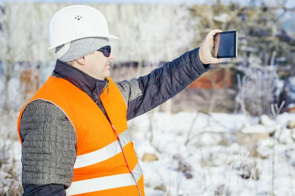 Engineer with tablet PC — Stock Photo, Image