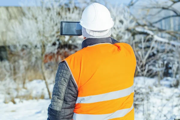 Trabajador con tablet PC — Foto de Stock