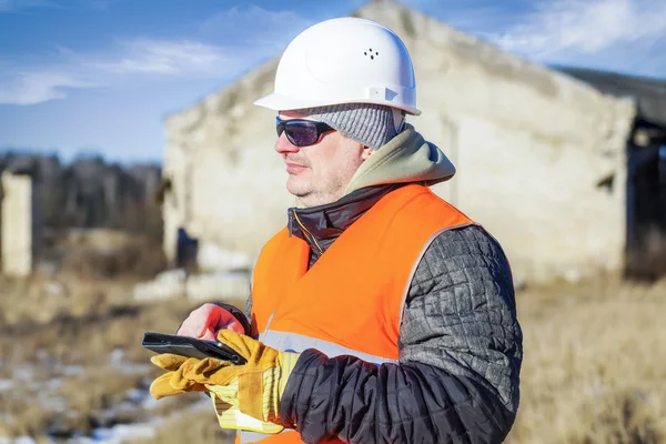 Werknemer met tablet pc — Stockfoto