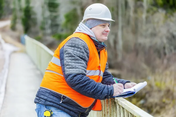 Ingenieur auf alter Brücke — Stockfoto