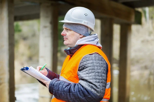 Ingenieur onder de brug — Stockfoto