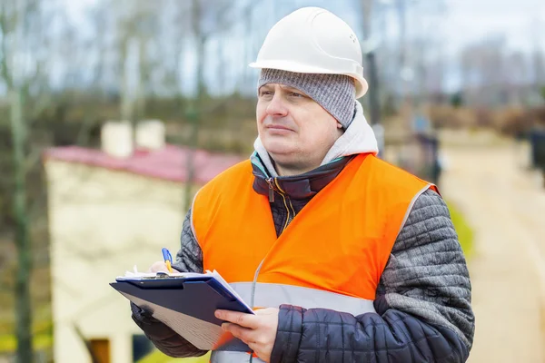 Werknemer in de buurt van gebouw — Stockfoto