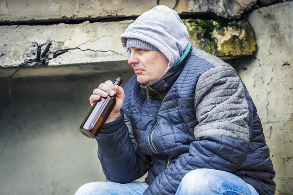 Hombre con botella de cerveza — Foto de Stock