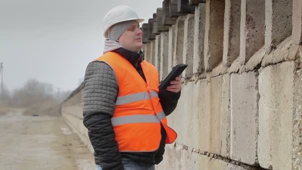 Engenheiro perto das paredes de concreto — Vídeo de Stock