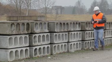 İnşaat mühendisi ile tablet Pc inşaat paneller yürüyüş