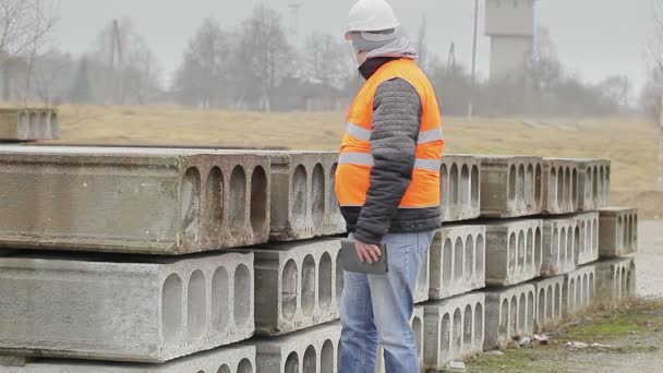 Πολιτικός μηχανικός που εργάζονται με το Pc ταμπλετών κοντά κατασκευή πάνελ — Αρχείο Βίντεο