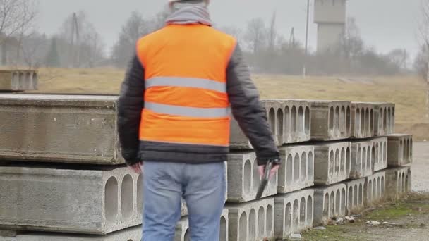 Инженер-строитель с планшетным ПК — стоковое видео