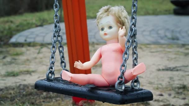 Old abandoned doll on a swing — Stock Video