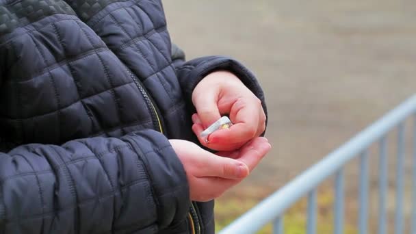 Homme prenant des médicaments dans le parc — Video