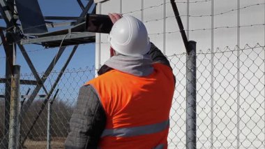 Tablet Pc, açık havada yakınındaki metal yapılar ile mühendis filme