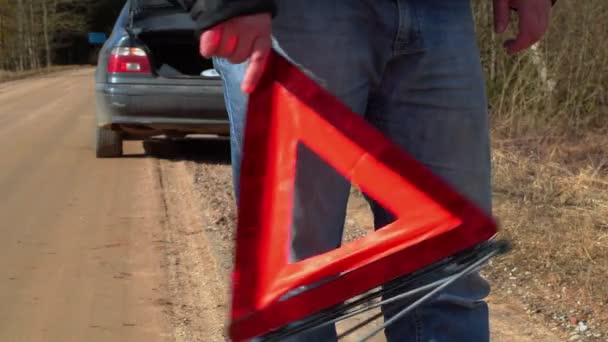 Homme avec triangle d'avertissement sur la route — Video