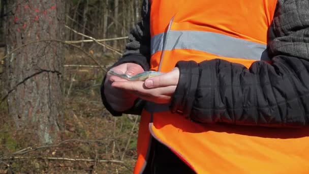 Werknemer met eurobankbiljetten in bos — Stockvideo