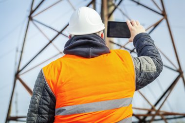 Elektrik mühendisi tablet Pc yüksek gerilim kule ile filme