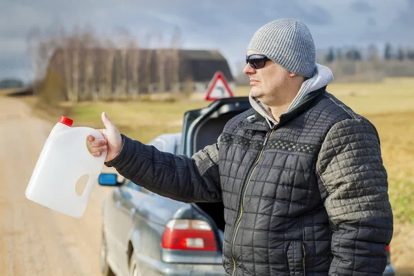 Mann mit leerer Dose wartet neben Auto auf Hilfe — Stockfoto