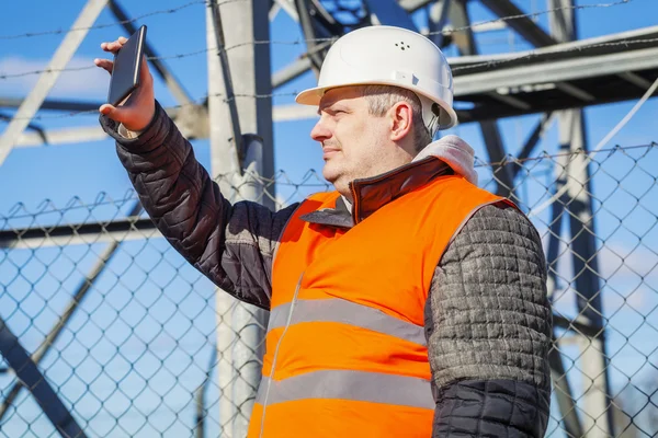 Ingenieur filmte mit Tablet-PC in der Nähe von Metallkonstruktionen — Stockfoto