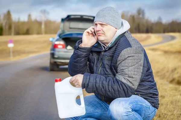 Muž s mobil a prázdné může čekání na pomoc u auta — Stock fotografie