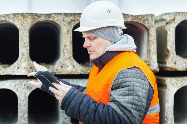 İnşaat mühendisi ile tablet Pc inşaat panelleri kontrol — Stok fotoğraf