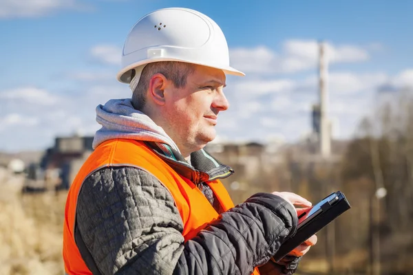 Ingenieur arbeitet mit Tablet-PC in Werksnähe — Stockfoto