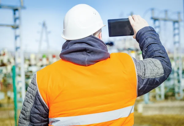 Elektrotechniker mit Tablet-PC gefilmt — Stockfoto