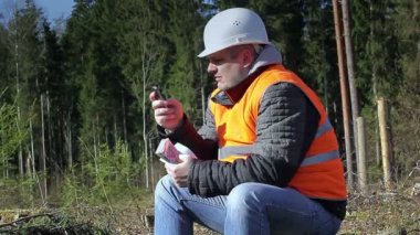Oduncu ile para ve cep telefonu ormandaki