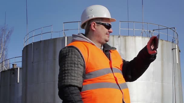 Engenheiro filmado com tablet PC perto de tanque de óleo — Vídeo de Stock