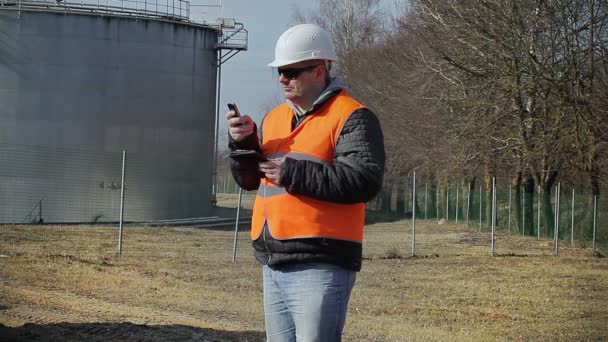 Ingénieur avec téléphone portable et tablette PC en usine — Video