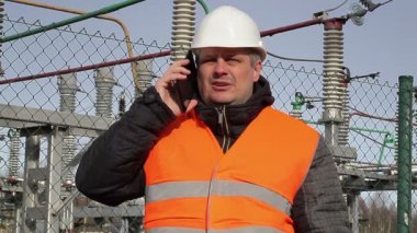 Elektrik mühendisi cep telefonuyla konuşuyor