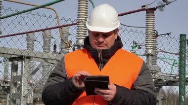 Elektrik mühendisi tablet Pc Santrali'nde ile çalışma