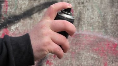 El ile renk sprey duvar yakınındaki