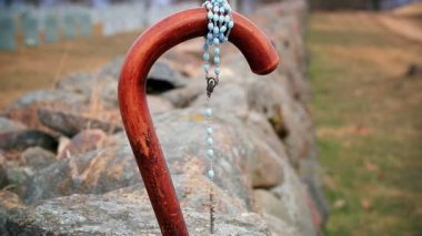 Baston tespih yakınındaki taş çit ile