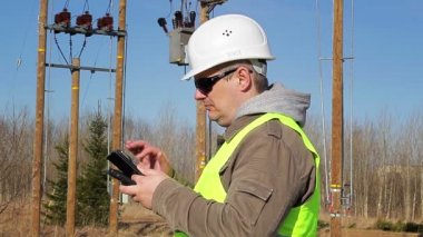 Elektrik mühendisi ile tablet Pc cep telefonuyla konuşuyor