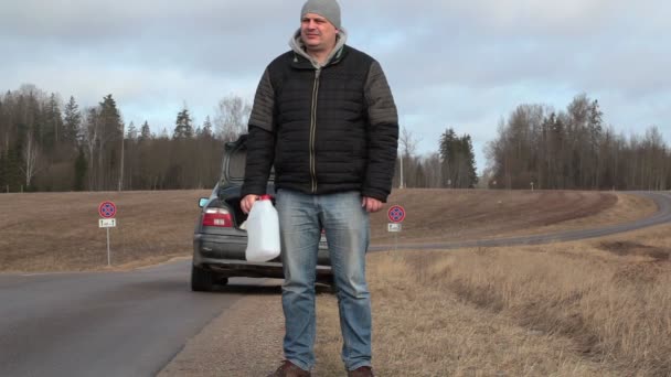 Homme avec vide peut essayer d'arrêter la voiture — Video