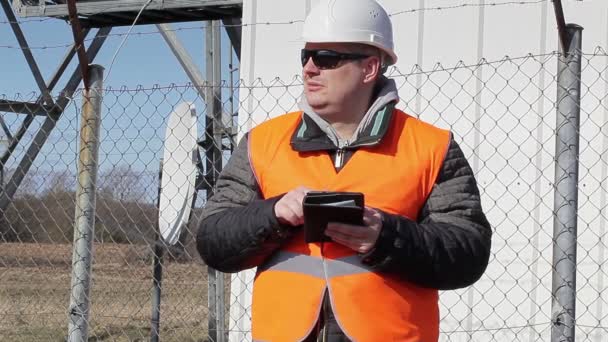 Engenheiro trabalhando com tablet PC ao ar livre — Vídeo de Stock