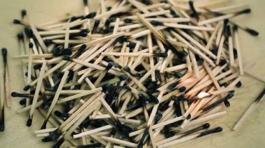 Ahşap üzerine yanmış kibrit yığını