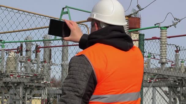 Elektrotechnik, natočil s počítačem tablet Pc v elektrárně — Stock video