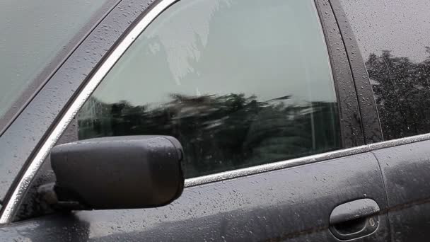 Agresywny człowiek z kijem baseballowym w samochodzie w na zewnątrz — Wideo stockowe