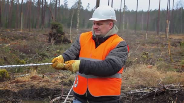 Werknemer touw trekken in de open lucht in bos — Stockvideo